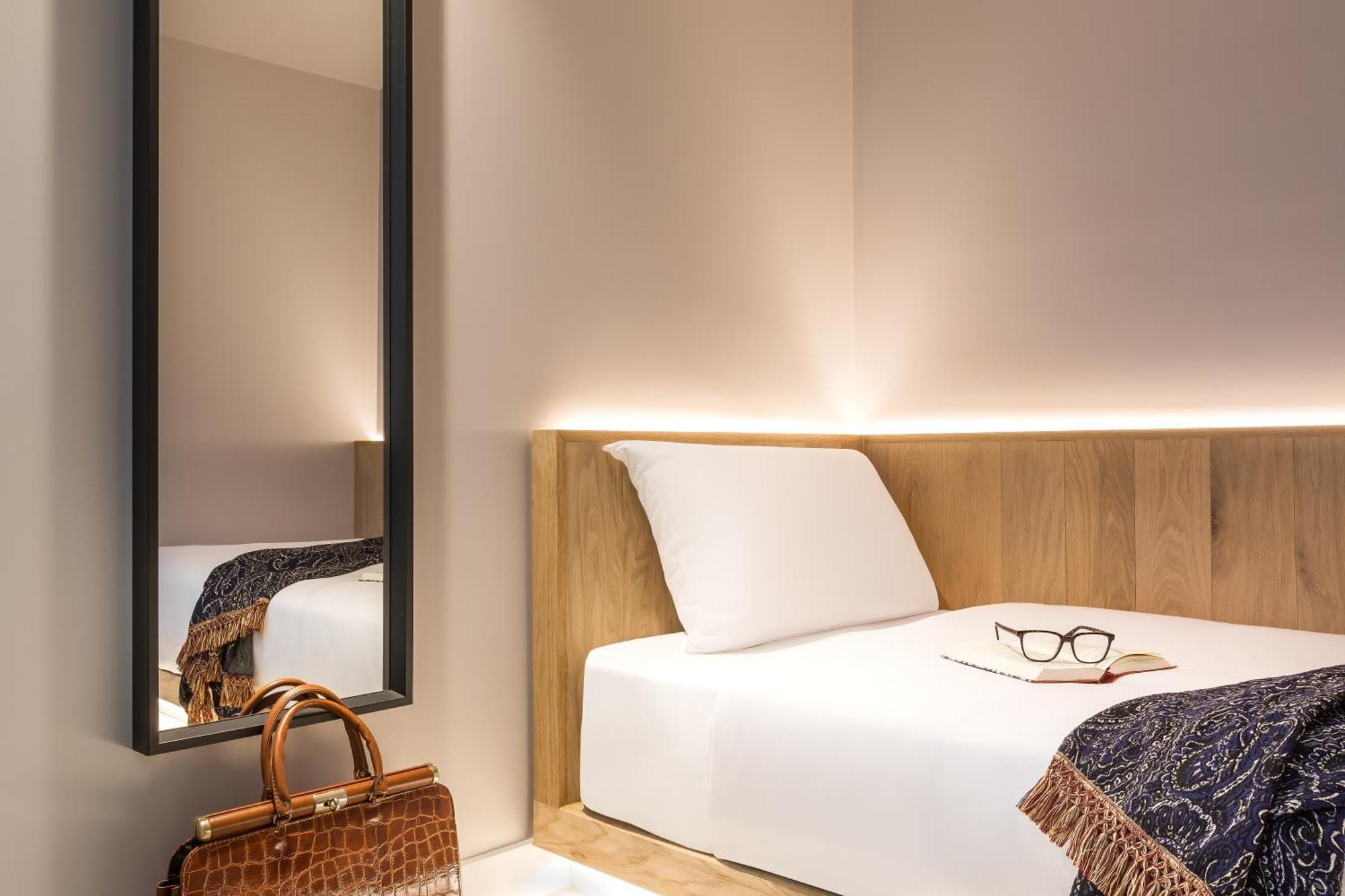 Zedwell Underground Hotel Tottenham Court Rd Лондон Экстерьер фото