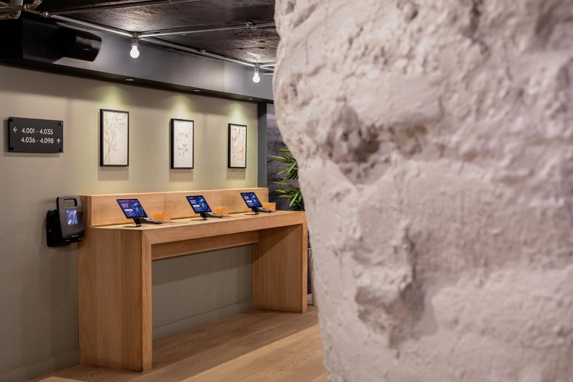 Zedwell Underground Hotel Tottenham Court Rd Лондон Экстерьер фото